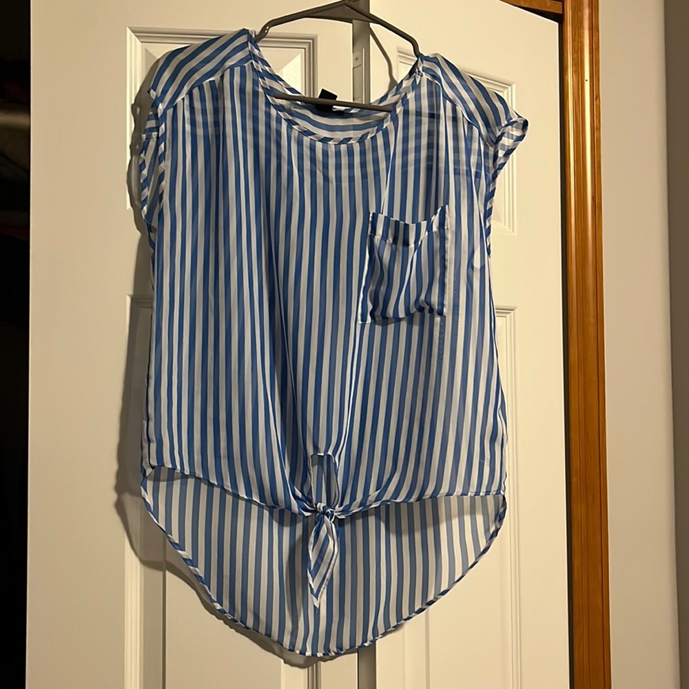 Lightweight tie front striped shirt sleeve blouse